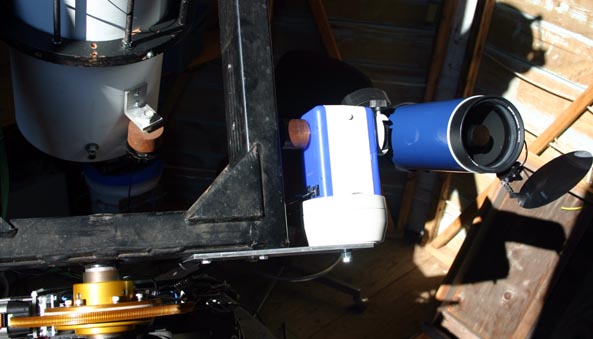 The guide scope: 90 mm Maksutov on an iOptron goto mount "the Cube"